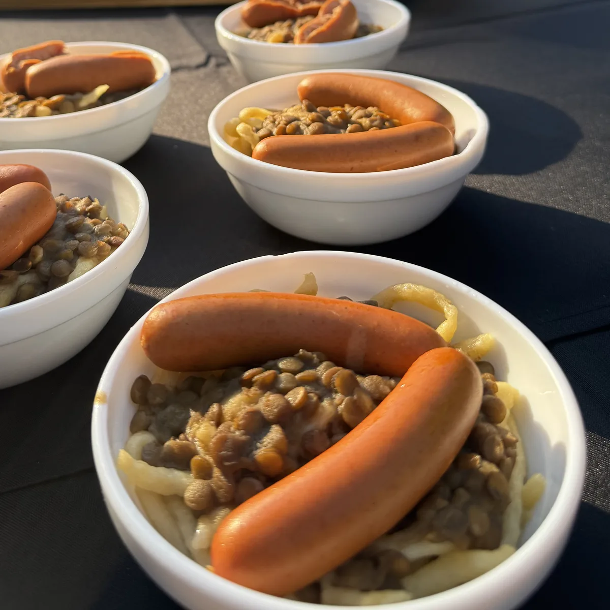 Linsen mit Spätzle und Saitenwürstchen